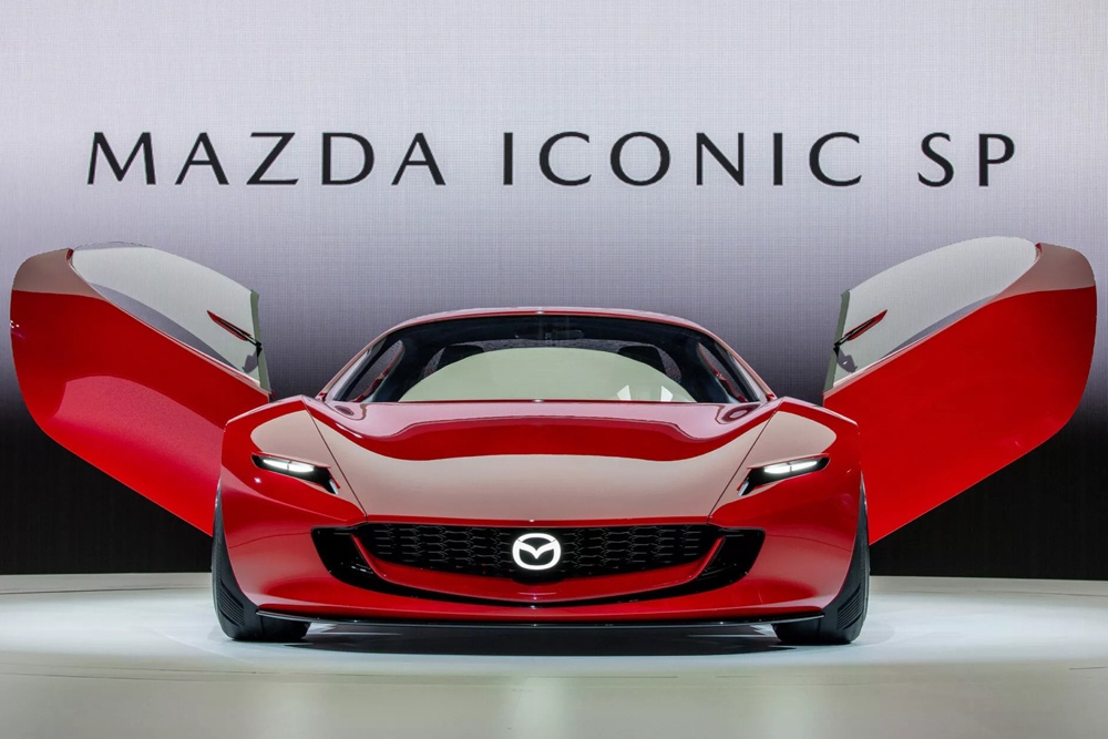 Дебют концепт-кара Iconic SP указывает на активную работу Mazda над новым поколением роторных моторов. Дебют концепт-кара Iconic SP указывает на активную работу Mazda над новым поколением роторных моторов.