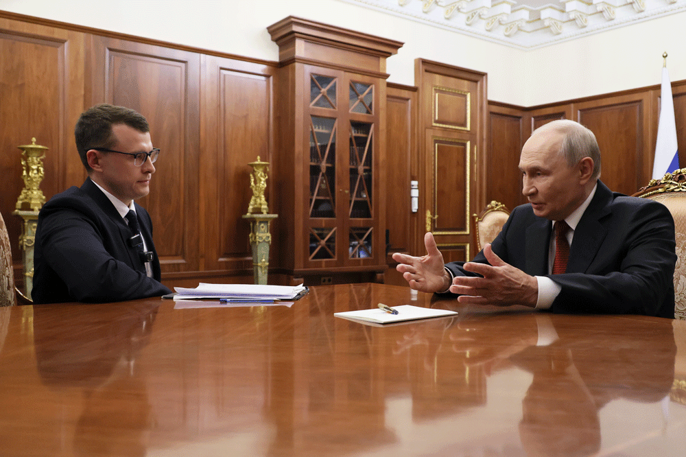 22 августа 2026. Президент РФ Владимир Путин отвечает на вопросы журналиста телеканала "Вести" Павла Зарубина (слева) после второго этапа XXIII съезда партии "Единая Россия".