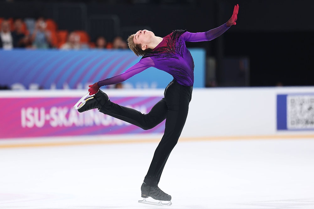 Российский фигурист Лев Лазарев выступает в короткой программе среди юниоров во второй день юниорского Гран-при ISU по фигурному катанию.