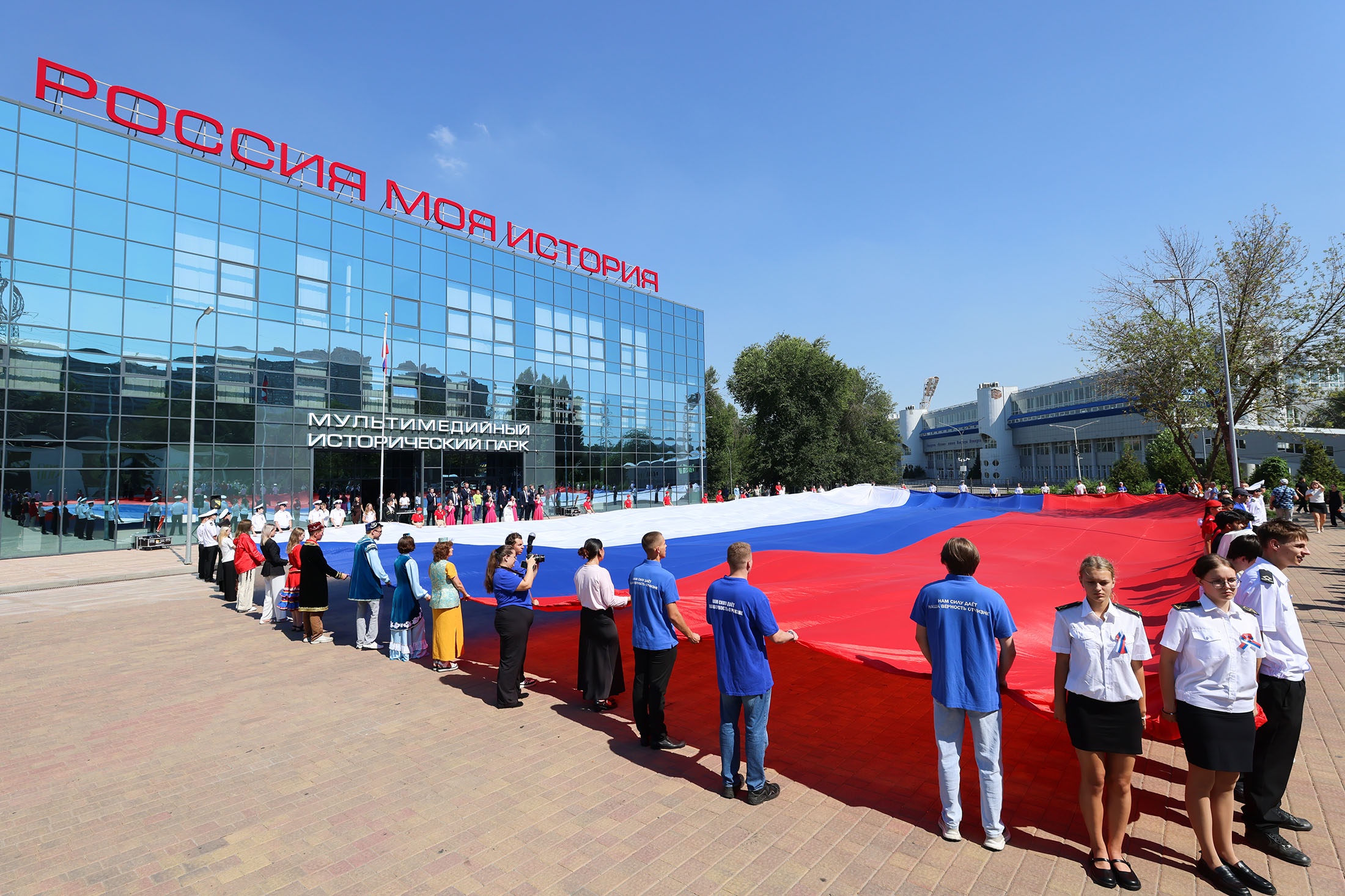 Ростов-на-Дону. Разворачивание флага России перед зданием музея "Россия - моя история" ко Дню флага.