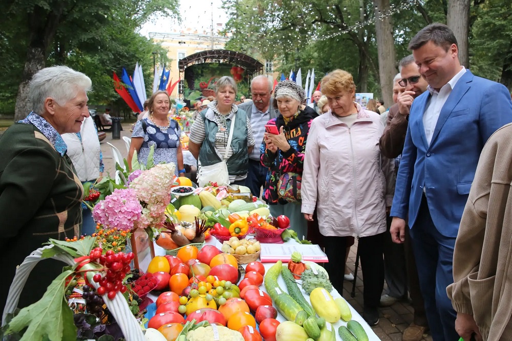 Юрий Моисеев посетил выставку "Дары сада, огорода и личного подворья" Юрий Моисеев посетил выставку "Дары сада, огорода и личного подворья"