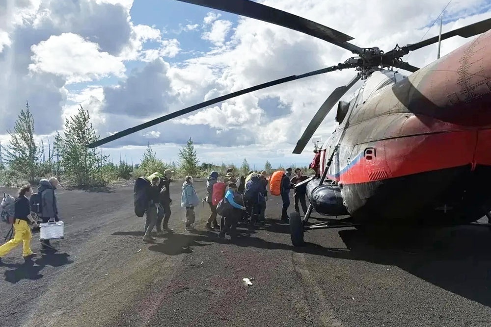 Вертолет доставил людей до развилки Крапивная - Эссо, откуда их забирали автобусы.