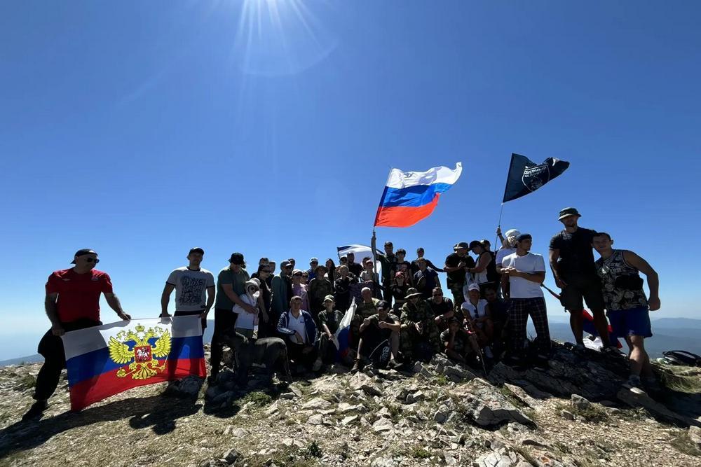 В День Государственного флага России медики Крыма подняли триколор над одной из вершин горы Чатыр-Даг. В День Государственного флага России медики Крыма подняли триколор над одной из вершин горы Чатыр-Даг.