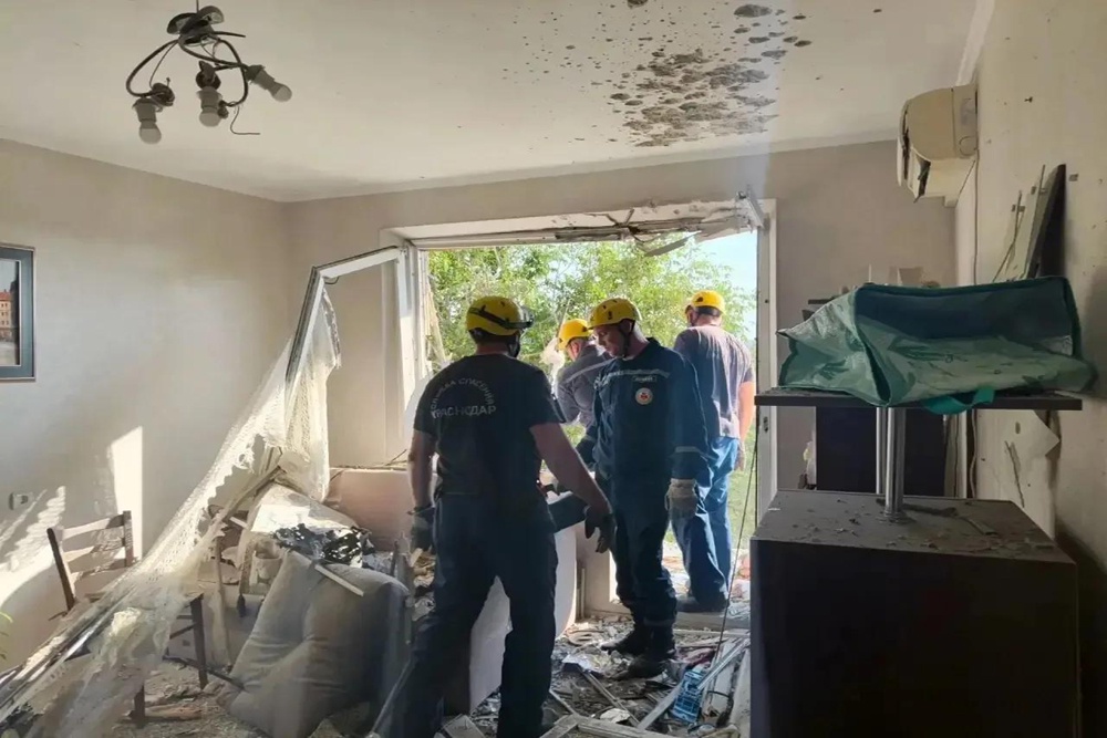 Несколько жилых домов пострадали после атаки БПЛА в Краснодаре. Несколько жилых домов пострадали после атаки БПЛА в Краснодаре.