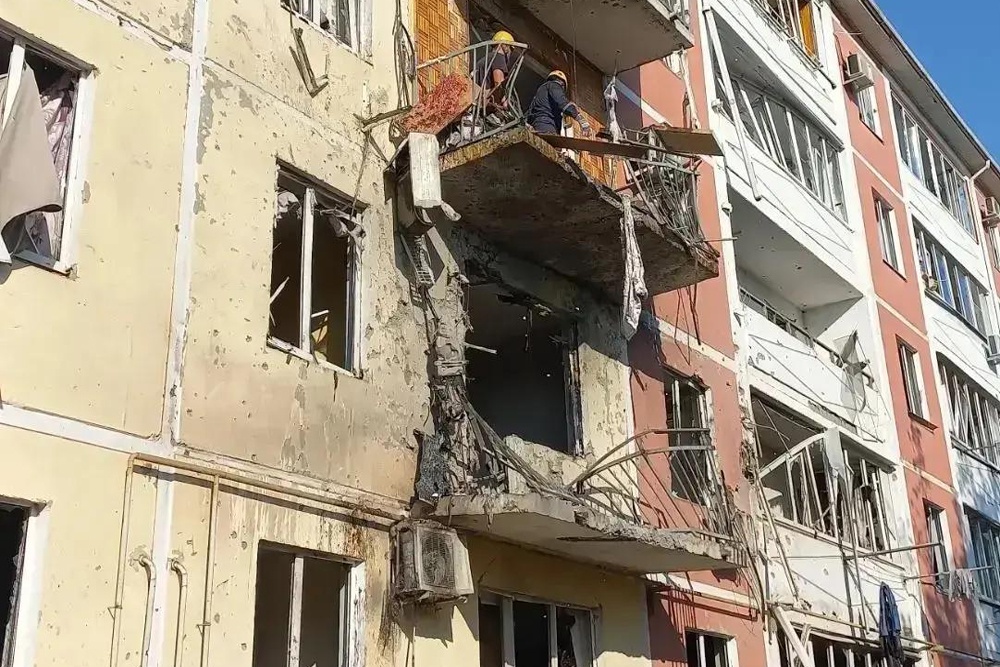 Жилой дом в Краснодаре получил повреждения после атаки БПЛА. Жилой дом в Краснодаре получил повреждения после атаки БПЛА.