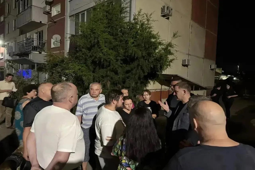 Мэр Краснодара Евгений Наумов лично приехал к дому, в который попали обломки БПЛА Мэр Краснодара Евгений Наумов лично приехал к дому, в который попали обломки БПЛА