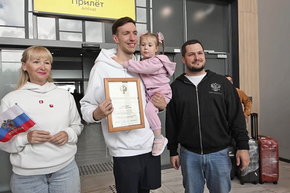 Встреча пловца Ивана Кожакина в аэропорту Магадана. 