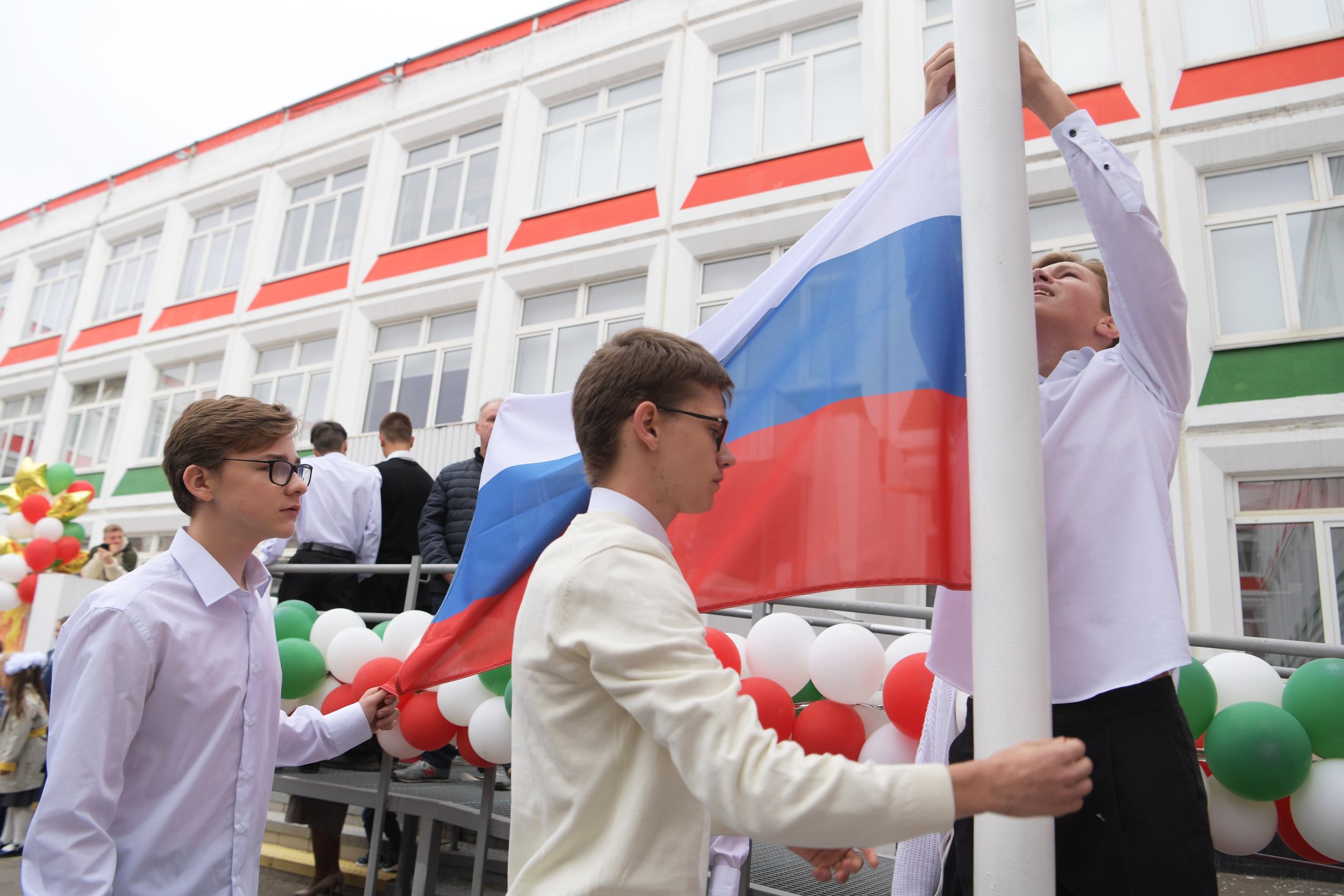 Учащиеся во время церемонии поднятия государственного флага России на торжественной линейке в День знаний, проходящей в школе №1619 имени М. И. Цветаевой в Москве. Учащиеся во время церемонии поднятия государственного флага России на торжественной линейке в День знаний, проходящей в школе №1619 имени М. И. Цветаевой в Москве.