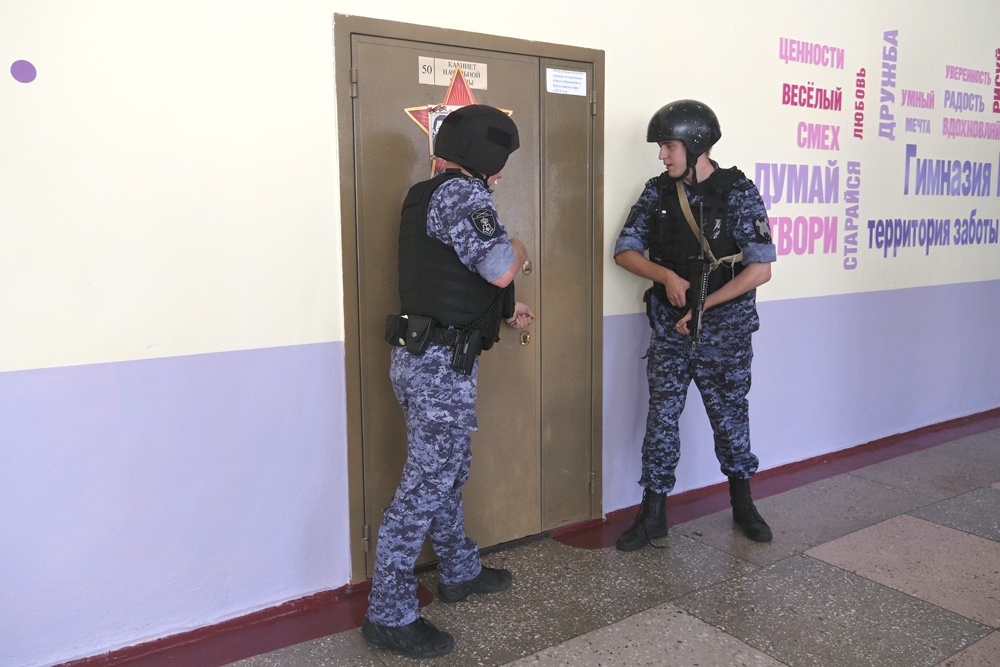 Сотрудники Росгвардии также провели перед новым учебным годом в школах Кубани специальные учения.