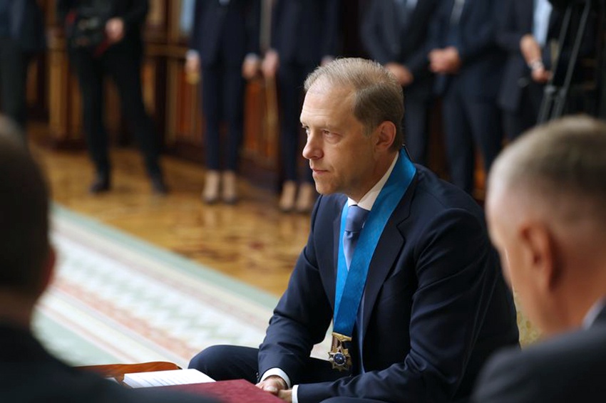Александр Лукашенко вручил орден Дружбы народов первому вице-премьеру России Денису Мантурову. Александр Лукашенко вручил орден Дружбы народов первому вице-премьеру России Денису Мантурову.