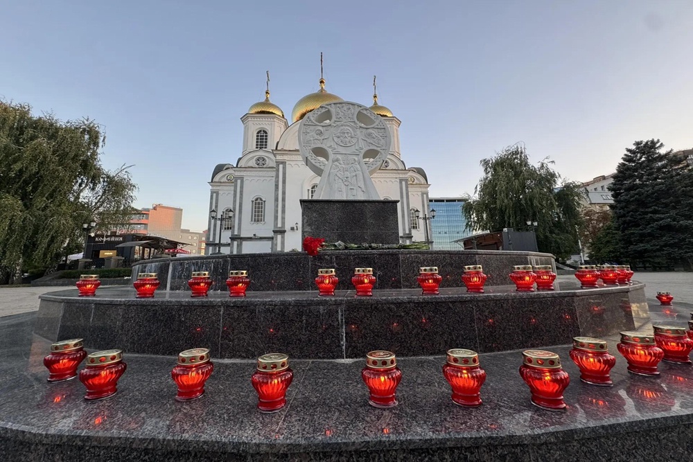 У собора Александра Невского образовался мемориал в память о жертвах атаки ВСУ У собора Александра Невского образовался мемориал в память о жертвах атаки ВСУ