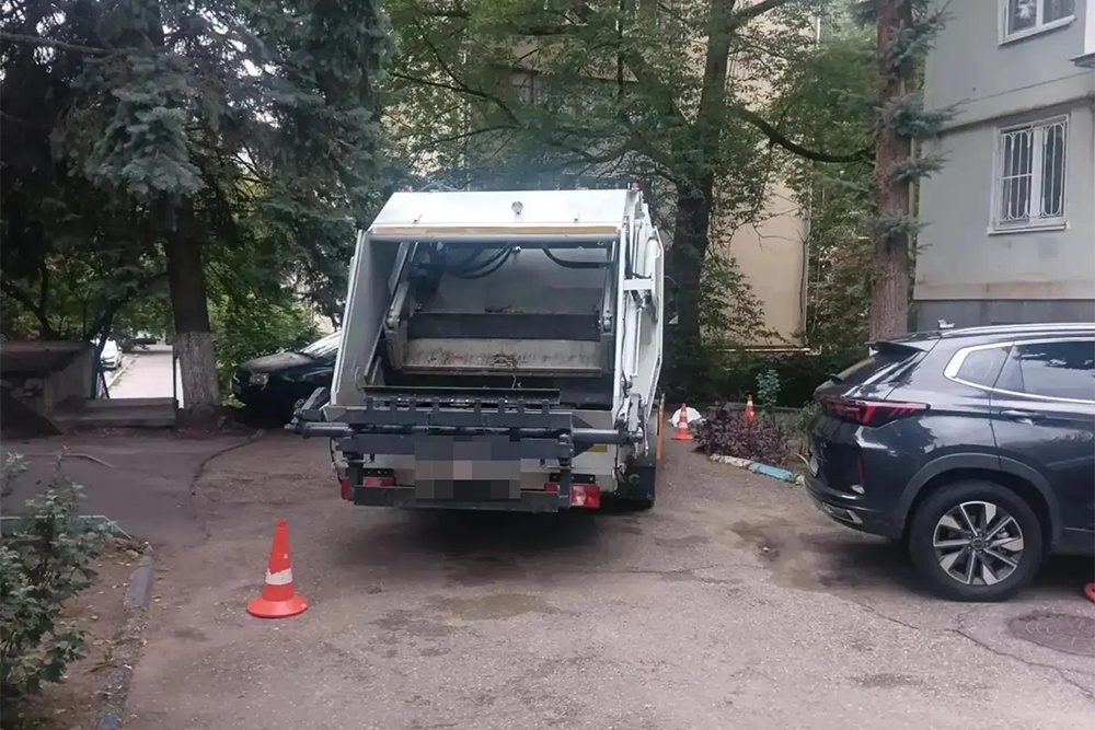 По предварительным данным, водитель не заметил пешехода, когда сдавал назад.