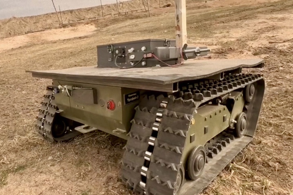 На базе шасси "Депеши-3" создадут несколько модификаций с различными сменными модулями. На базе шасси "Депеши-3" создадут несколько модификаций с различными сменными модулями.
