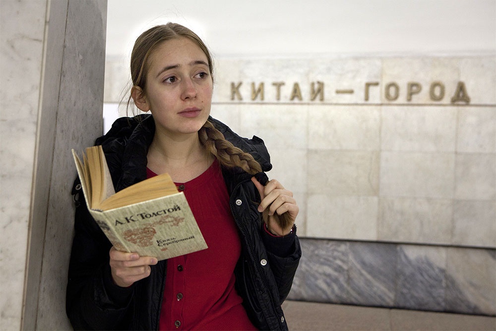 Произведения писателя Льва Толстого пассажиры подземки любят читать и в бумажном варианте, и в онлайн-версии.