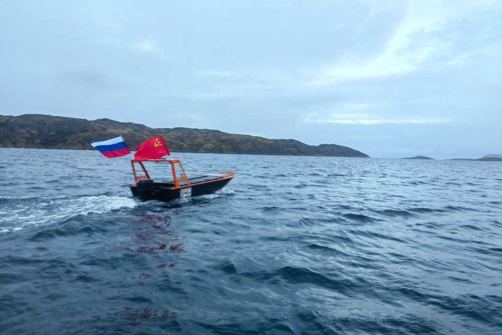 Безэкипажный катер, созданный мурманскими инженерами, прошел по морю 50 км со скоростью около 60 километров в час. Безэкипажный катер, созданный мурманскими инженерами, прошел по морю 50 км со скоростью около 60 километров в час.