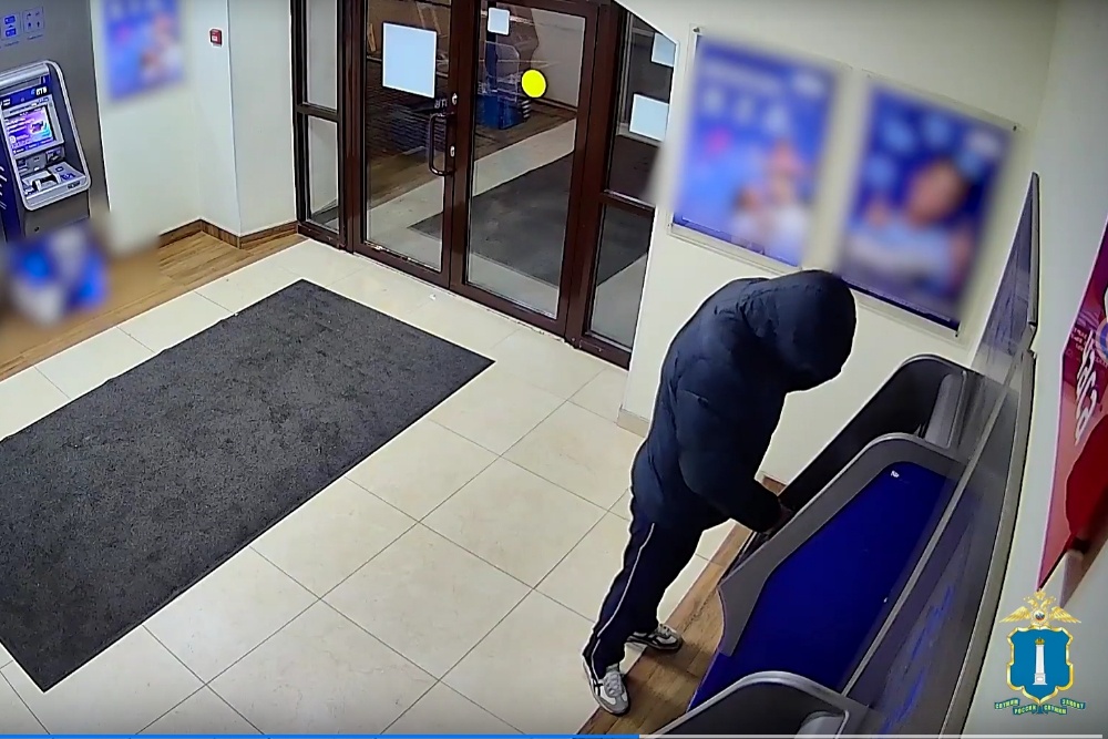 Преступник оделся в неприметную одежду, которую затем уничтожил, а при нахождении у банкоматов прикрывал лицо. Преступник оделся в неприметную одежду, которую затем уничтожил, а при нахождении у банкоматов прикрывал лицо.