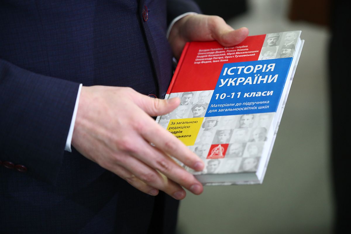 Учебник по истории Украины обещают сделать правдивым. Дизайн его обложки пока неизвестен. На фото: учебник на украинском языке, представленный на временной экспозиции артефактов освобождения территорий ЛНР и ДНР в Предпанорамном зале Музея-панорамы "Сталинградская битва" в Волгограде в 2022 году.
