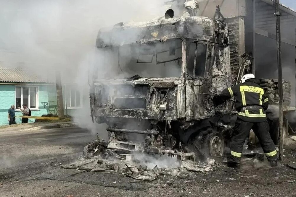 26 августа после атак ВСУ в белгородских Валуйках сгорел грузовой автомобиль, повреждены легковая машина и три коммерческих объекта.