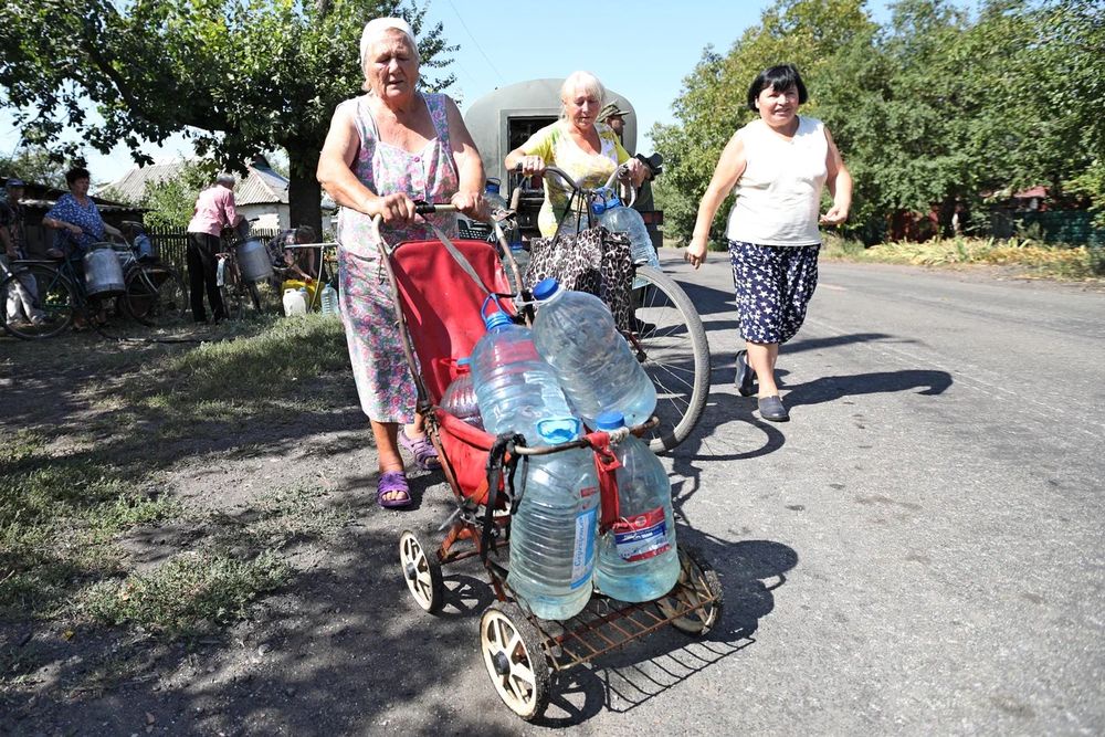 Вода, особенно в жару, - главный гуманитарный груз для жителей Донбасса.