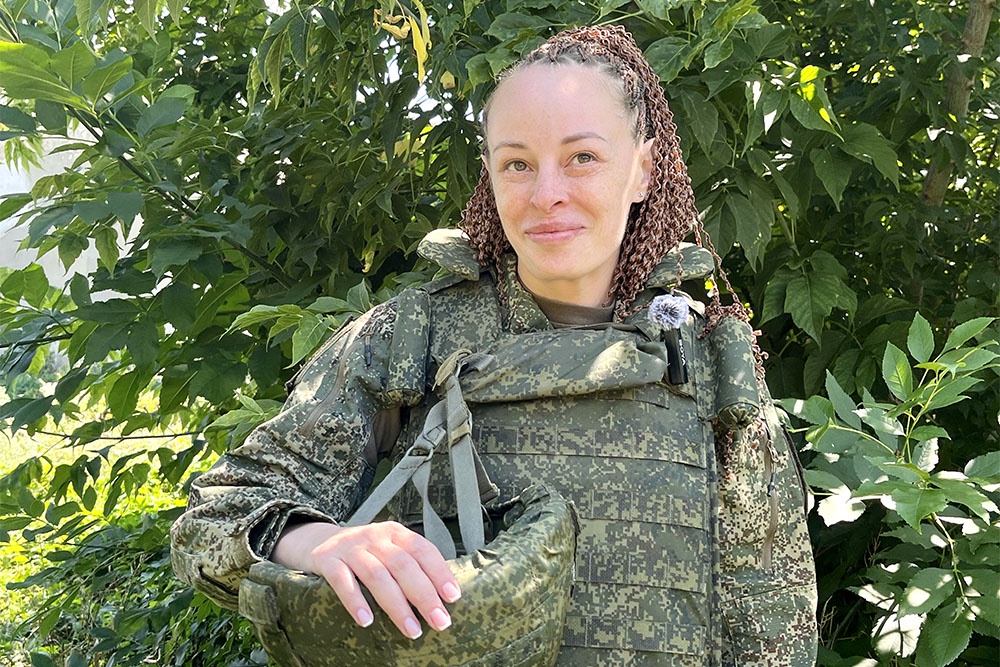 Светлана Комиссарова, позывной Эльф, - военный медик группировки "Север". Врио начальника медпункта батальона разведывательно-ударных дронов. На передовой - с 2025 года, до этого работала медсестрой в Москве. Хрупкая, с веснушками, 36-м размером ноги и дредами, она стала для бойцов не просто медиком: ее называют Эльфом и верят, что она умеет творить чудеса. За спасение четырех раненых из разбитой дроном "буханки" Светлана представлена к медали "За спасение погибавших". На снимке - редкая минута передышки между выездами на передовую.