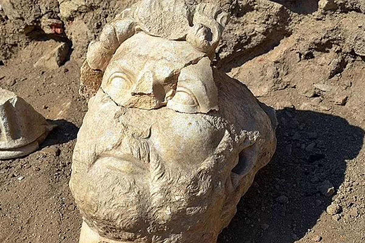 Мощное землетрясение разрушило комплекс. Скульптуры Адриана и его супруги рухнули вниз и разбились при падении.