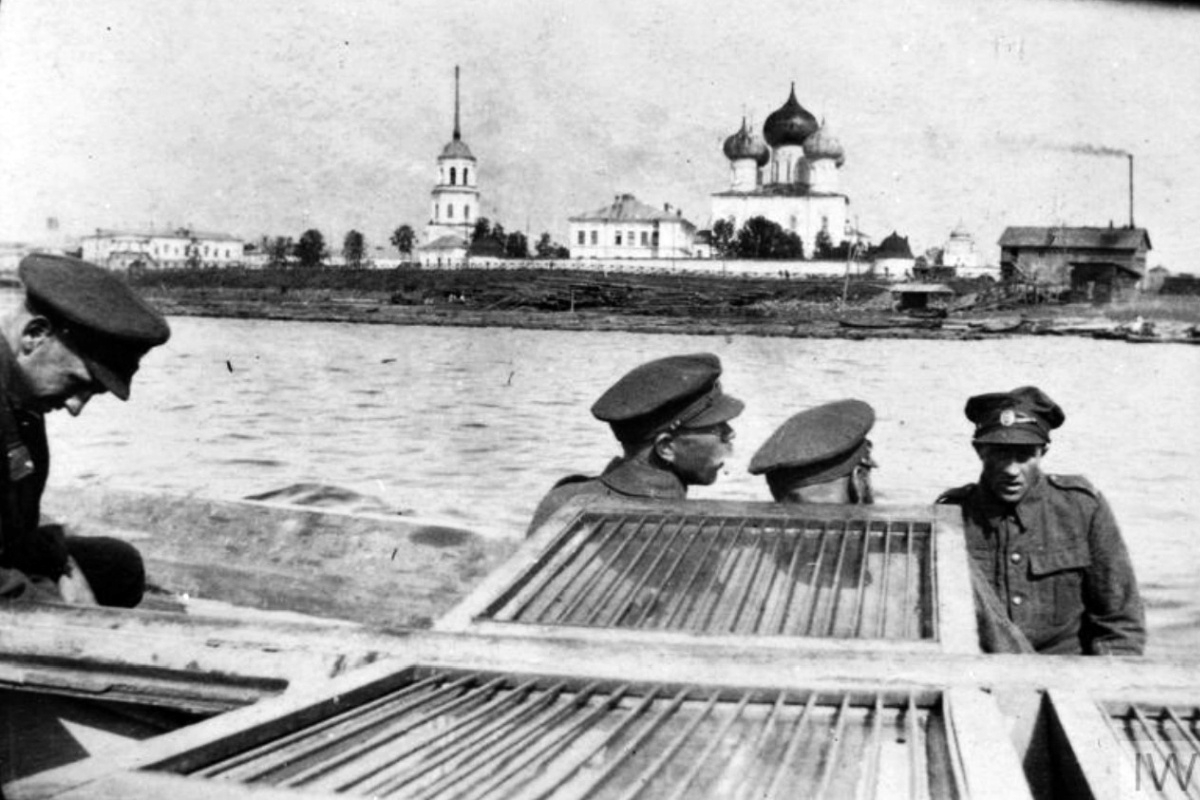 Королевские стрелки и Михаило-Архангельский кафедральный собор, вид с Двины. 1919 год. Королевские стрелки и Михаило-Архангельский кафедральный собор, вид с Двины. 1919 год.