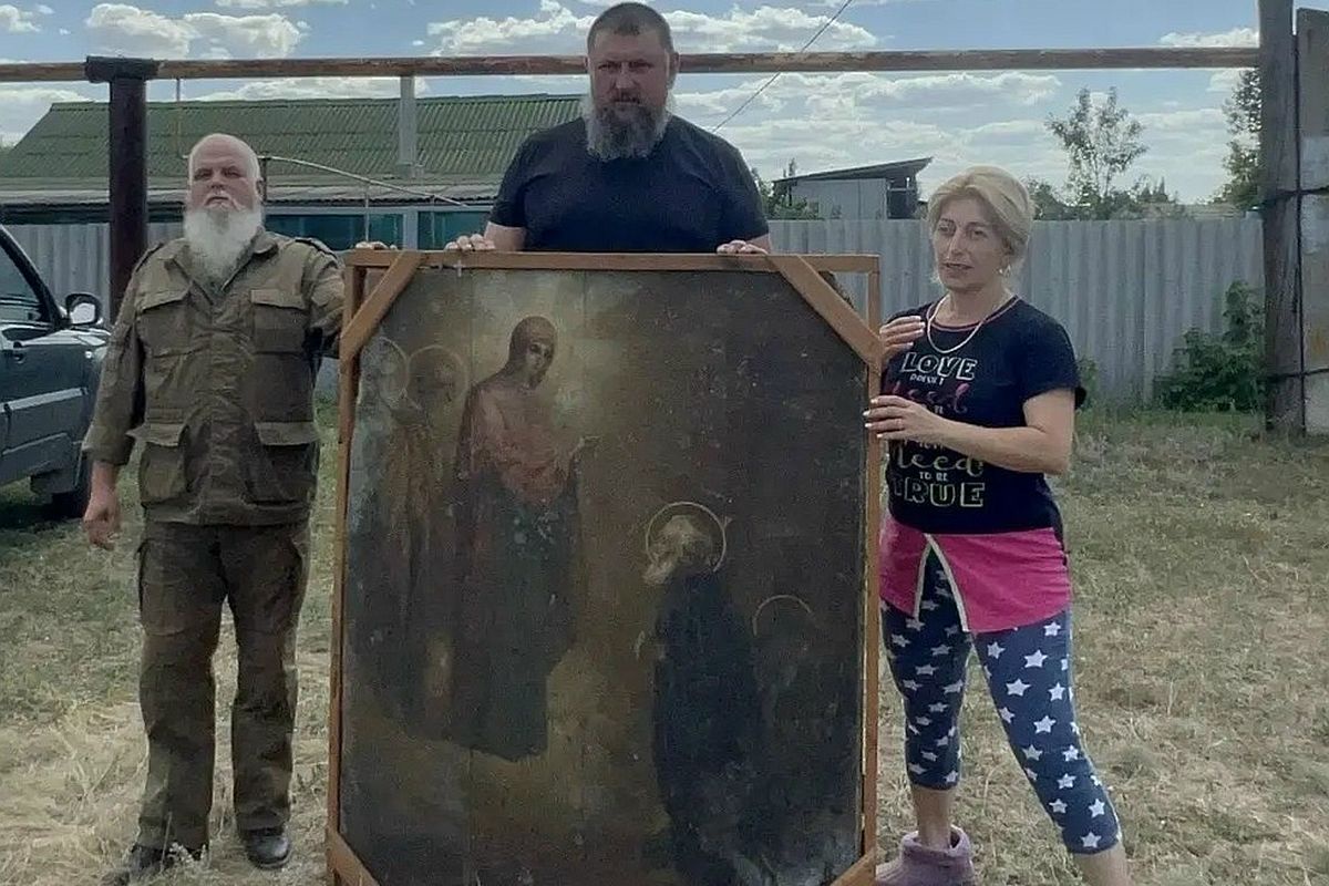 19 августа 2026 года, в праздник Преображения Господня, Гаяне Селезнева (на фото справа) отнесла спасенную икону в храм Рождества Пресвятой Богородицы.