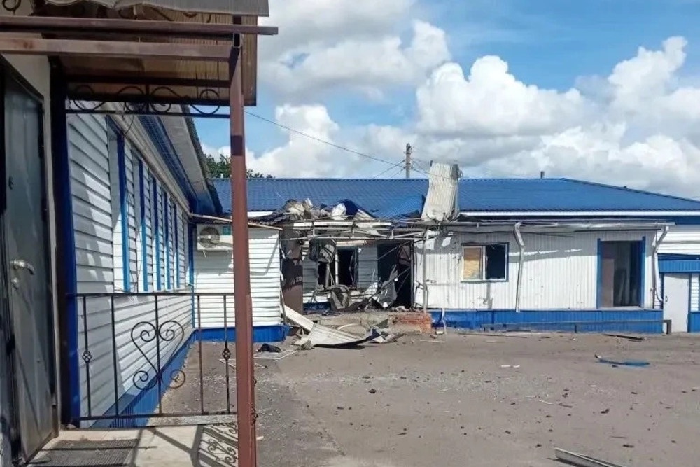 В результате атаки дрона у здания повреждены фасад, крыша и остекление. В результате атаки дрона у здания повреждены фасад, крыша и остекление.