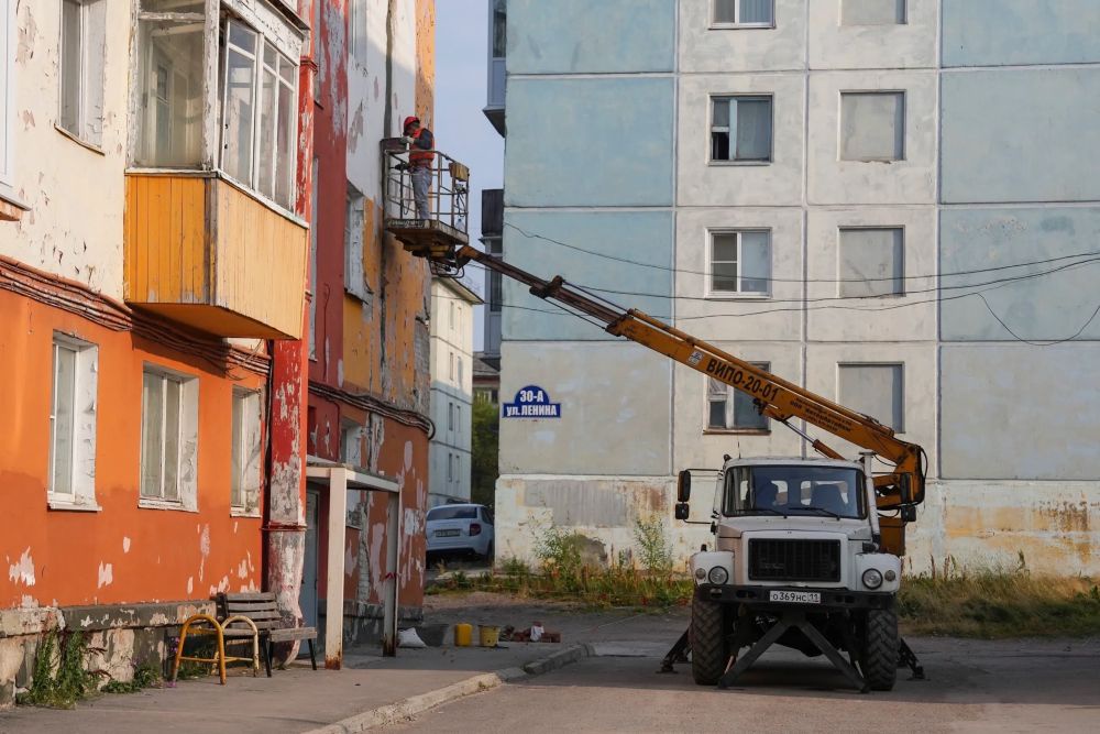 Сотрудники УК временно заделывают трещину, чтобы в нее не попадали осадки.