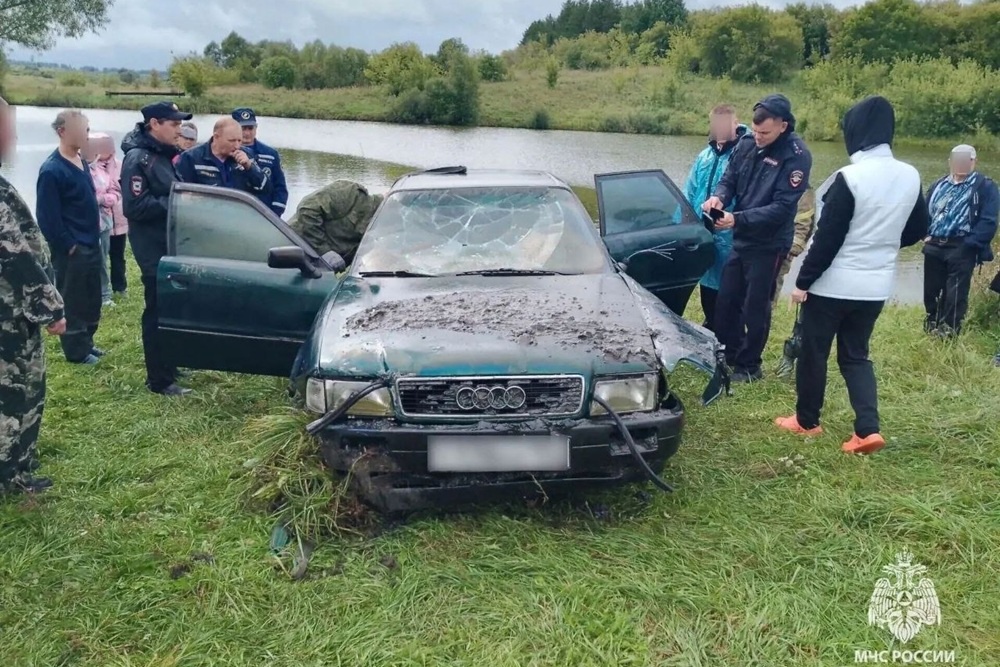 Помятая Audi, которую извлекли из пруда в Сеченовском округе