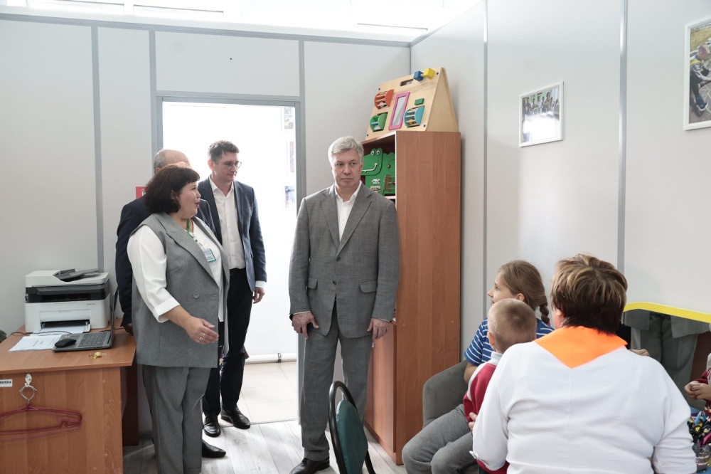 В новом Семейном многофункциональном центре в рабочем поселке Сурское функционируют кабинеты первичного приема, для индивидуальной работы специалистов с семьями, а также для групповых занятий.