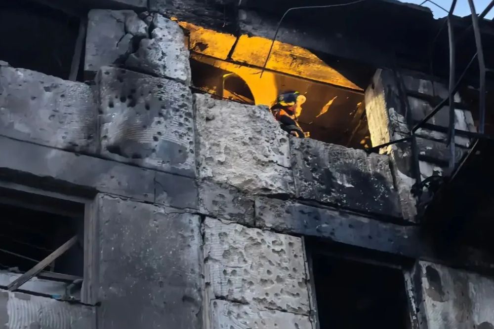 Спасатели Севастополя начали разбор завалов в доме на улице Героев Подводников,12. Спасатели Севастополя начали разбор завалов в доме на улице Героев Подводников,12.