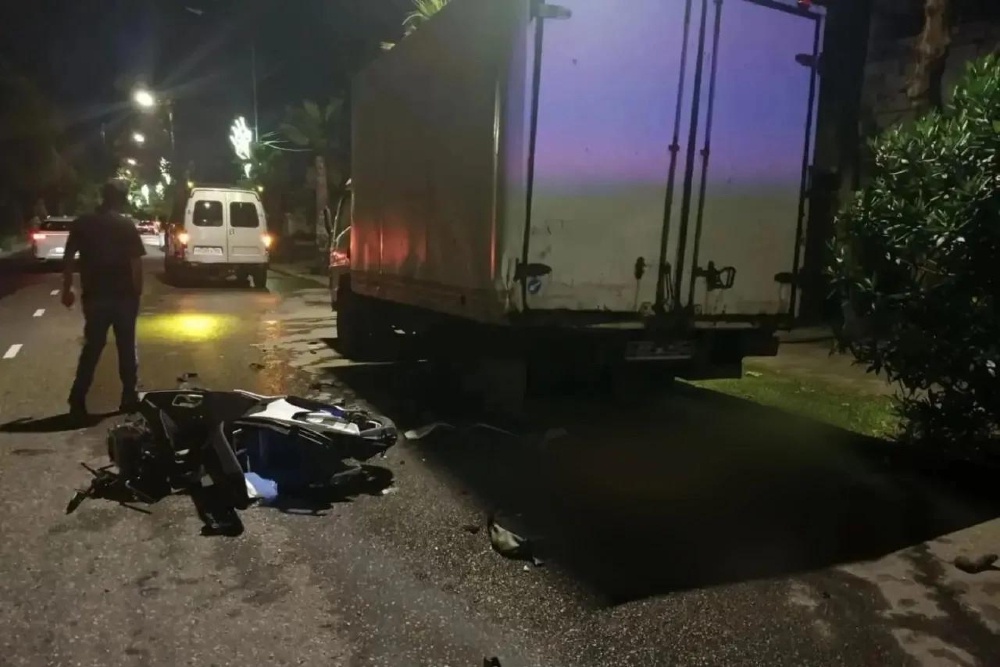 Водитель электроскутера скончался на месте ДТП до приезда скорой помощи