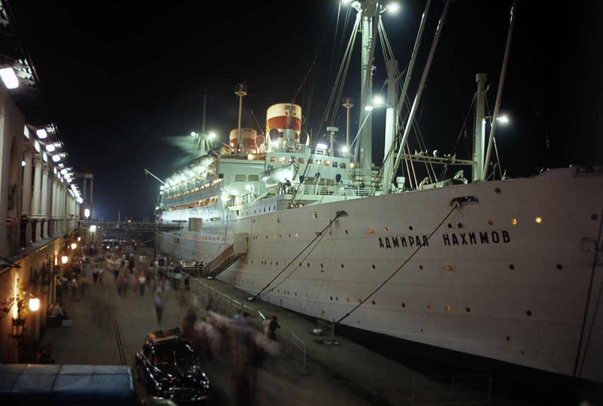 31 августа 1986 года в 23:12 в Цемесской бухте, в 13 км от морского порта Новороссийска, балкер (сухогруз) "Петр Васев" столкнулся с восьмипалубным пассажирским пароходом "Адмирал Нахимов". Эта катастрофа, ставшая крупнейшей в истории отечественного пассажирского флота, унесла жизни 423 человек - 359 туристов и 64 членов экипажа. Всего на борту парохода, по официальным данным, находилось 1243 человека. 31 августа 1986 года в 23:12 в Цемесской бухте, в 13 км от морского порта Новороссийска, балкер (сухогруз) "Петр Васев" столкнулся с восьмипалубным пассажирским пароходом "Адмирал Нахимов". Эта катастрофа, ставшая крупнейшей в истории отечественного пассажирского флота, унесла жизни 423 человек - 359 туристов и 64 членов экипажа. Всего на борту парохода, по официальным данным, находилось 1243 человека.