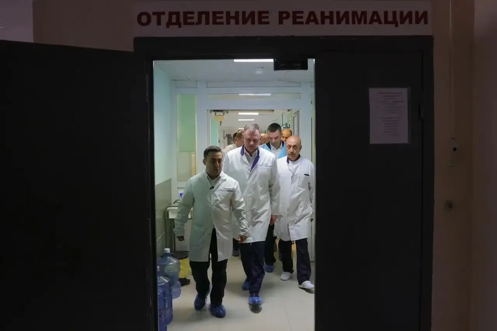 Губернатор Ростовской области Юрий Слюсарь (в центре) навестил в больнице раненных ростовчан. Губернатор Ростовской области Юрий Слюсарь (в центре) навестил в больнице раненных ростовчан.