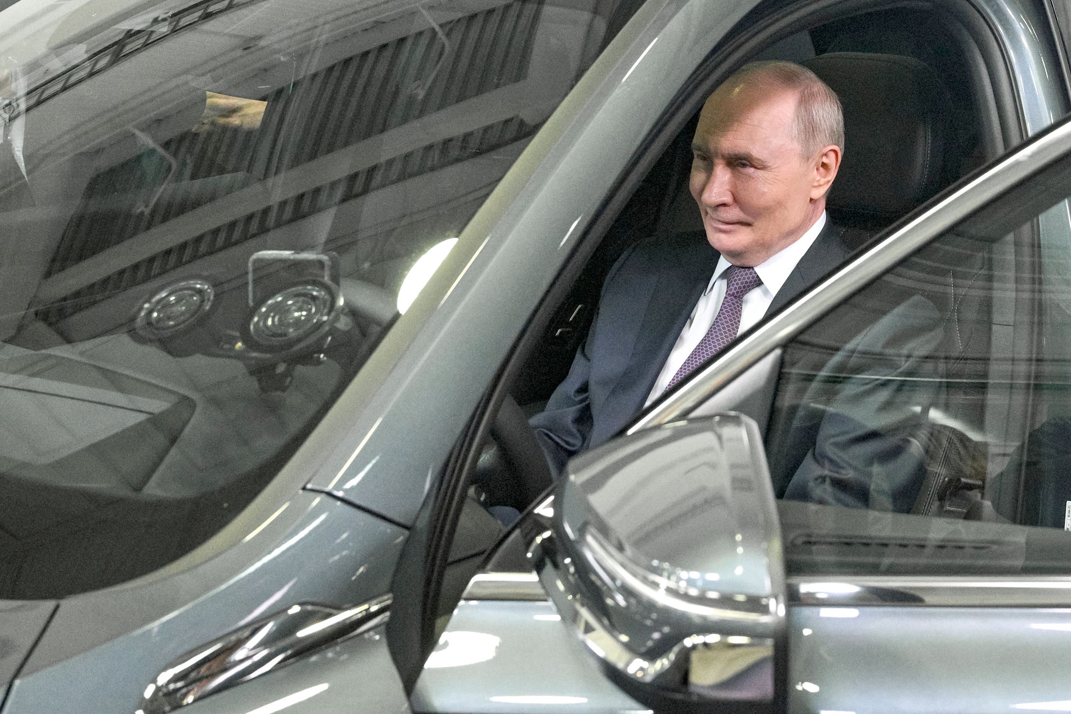Владимир Путин за рулем кроссовера проехал по территории предприятия.