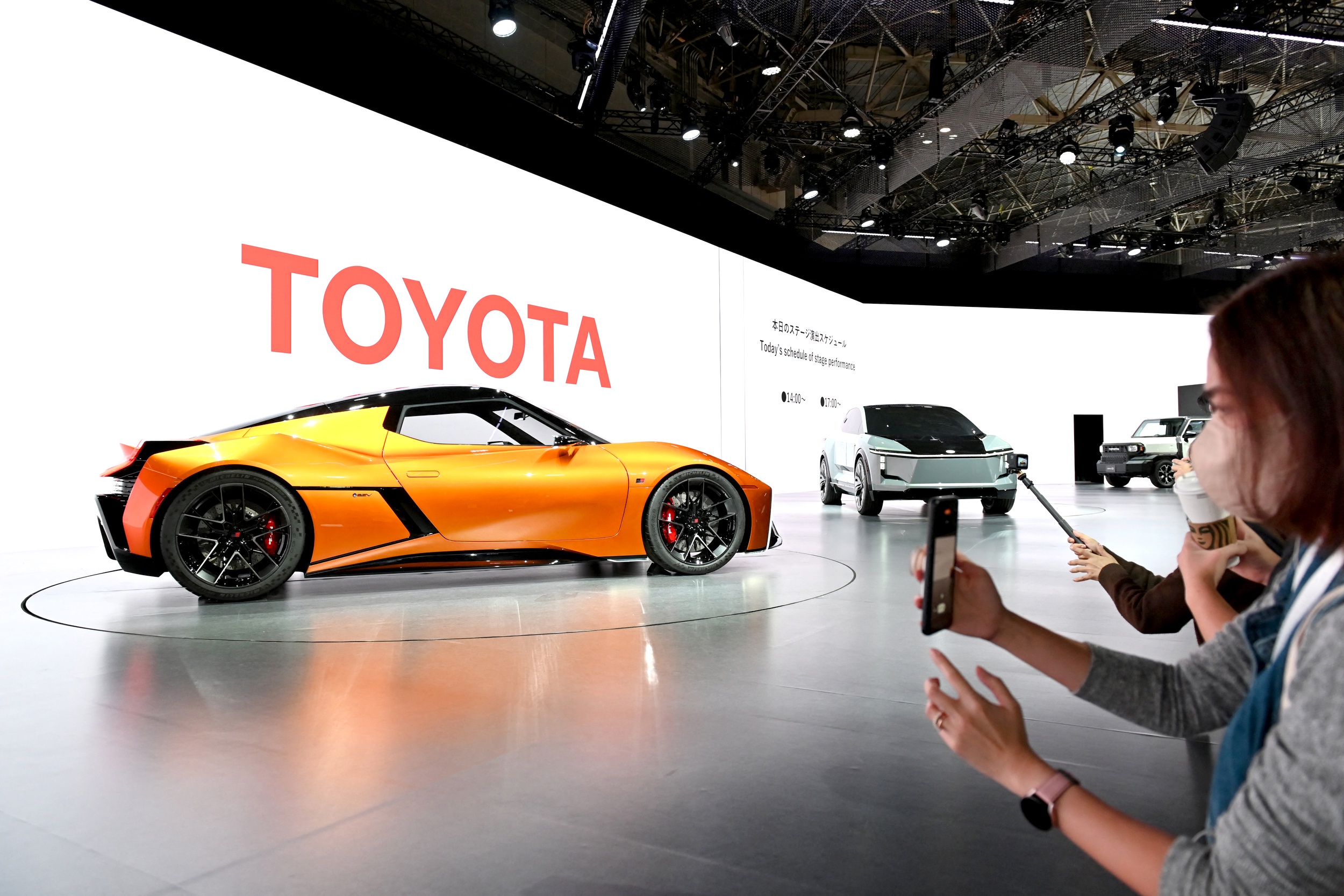 Концептуальные модели Toyota Motor: спортивный FT-Se (слева) и внедорожник FT-3e.