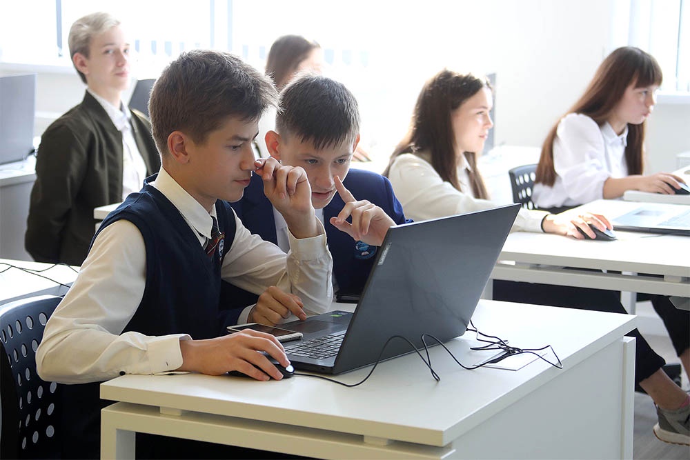 В школах региона внедряют системы искусственного интеллекта для помощи ученикам и педагогам. В школах региона внедряют системы искусственного интеллекта для помощи ученикам и педагогам.