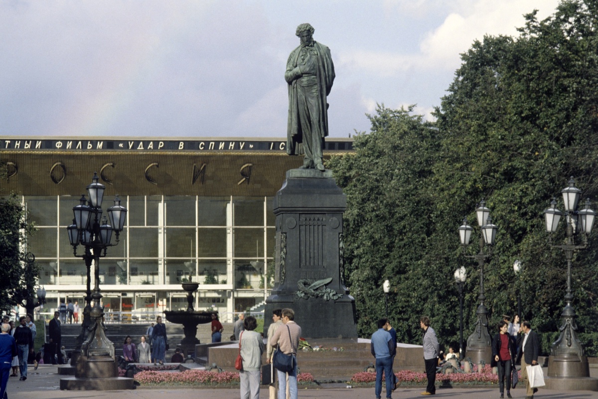 Памятник Александру Пушкину в Москве. в 1991-м году.