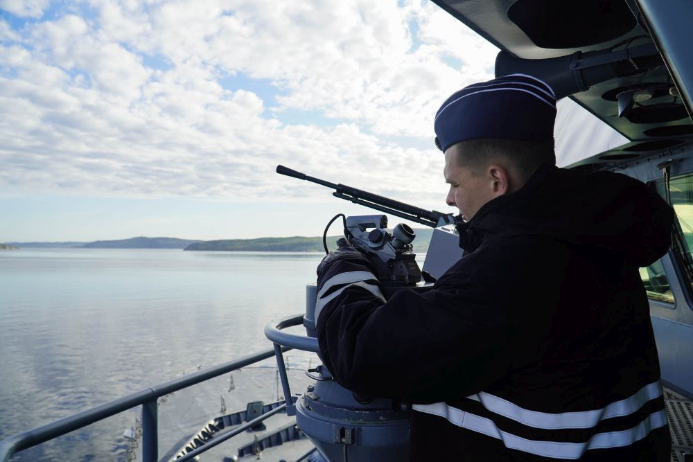 В дальний поход отправились два боевых корабля, спасательное судно и морской танкер.