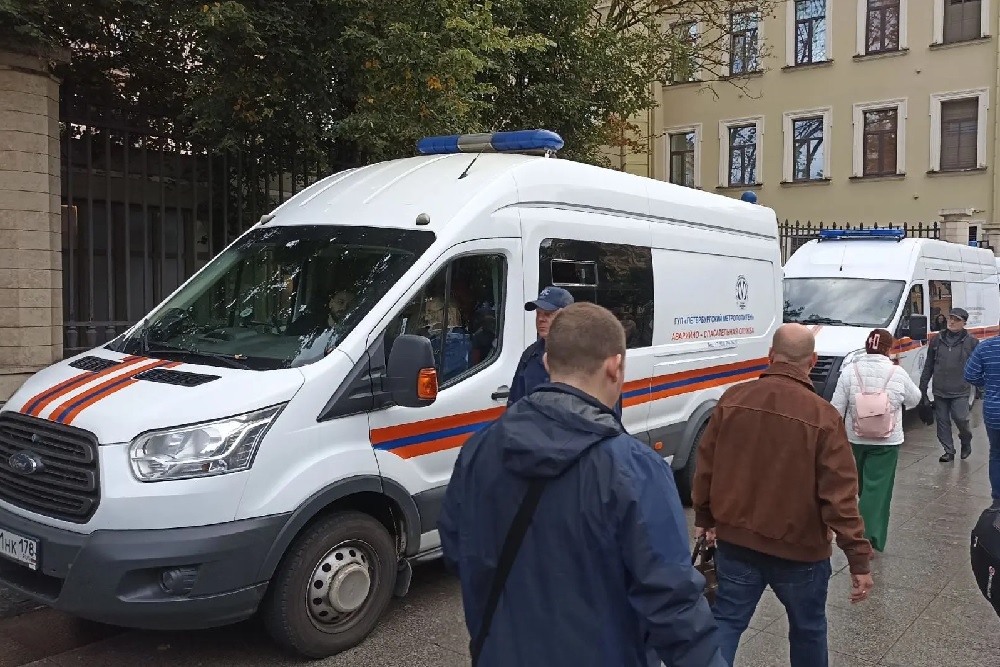 Аварийные бригады Петербургского метрополитена у станции метро "Чернышевская" утром 31.08.2026.