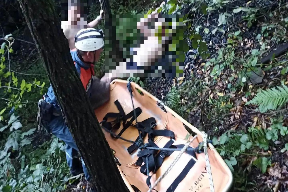 Мужчина во время отдыха в горах упал с обрыва, ему понадобилась эвакуация.