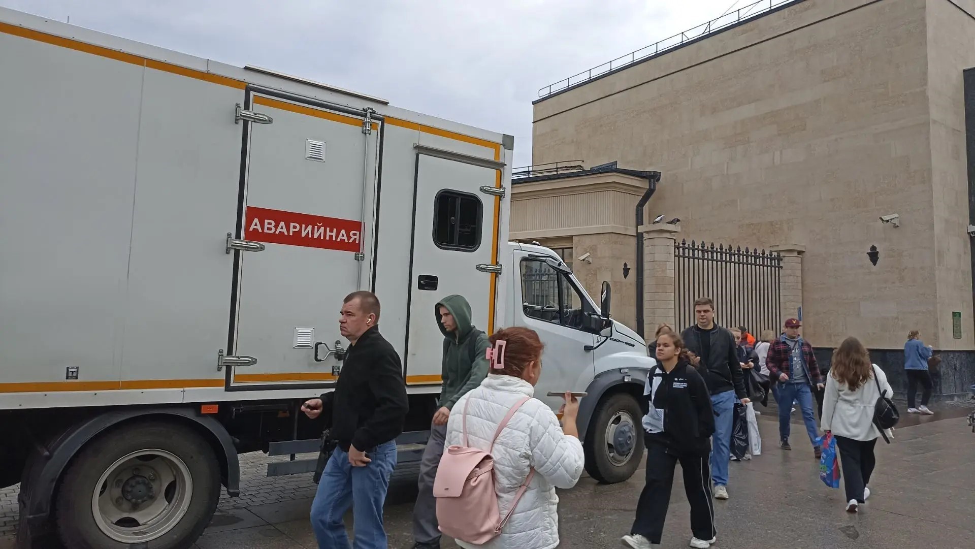 В Петербурге восстанавливается движение по 1-ой линии метро. Технические службы продолжают стоять у станции метро "Чернышевская", где из-за неисправности остановился поезд. В Петербурге восстанавливается движение по 1-ой линии метро. Технические службы продолжают стоять у станции метро "Чернышевская", где из-за неисправности остановился поезд.