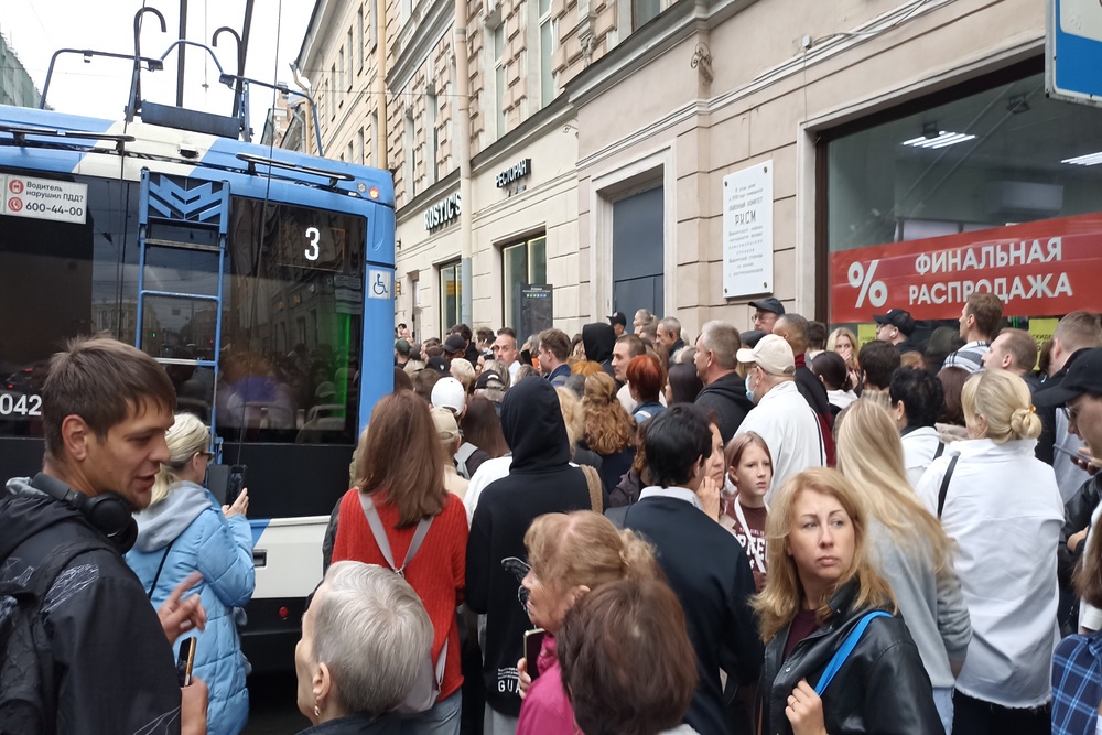 В петербургском метро коллапс: закрыта большая часть 1-ой ветки, пассажиры вынуждены пользоваться наземным транспортом. Он не справляется с потоком. 