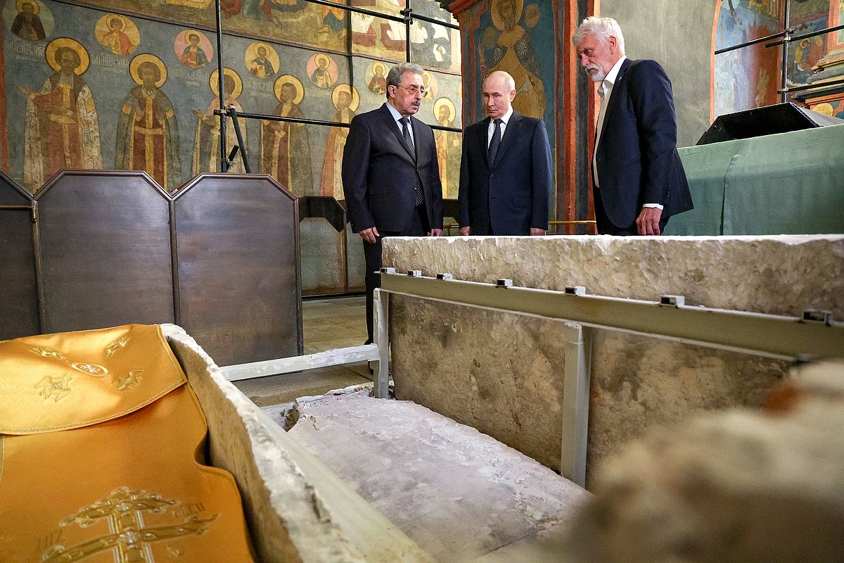 У саркофага с мощами Дмитрия Донского в Архангельском соборе Кремля побывал президент РФ Владимир Путин.