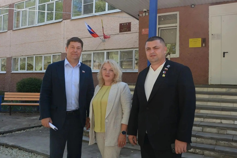 Председатель Воронежской городской Думы, Герой России Андрей Дьяченко совершил рабочую поездку в школы Железнодорожного и Советского районов Председатель Воронежской городской Думы, Герой России Андрей Дьяченко совершил рабочую поездку в школы Железнодорожного и Советского районов