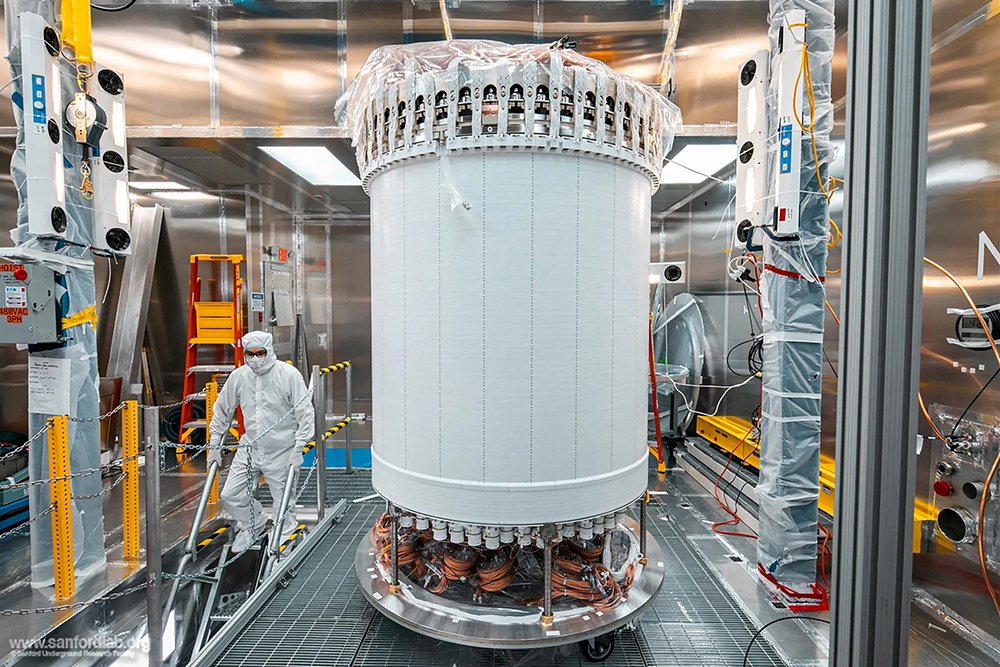 Главный детектор эксперимента LUX-ZEPLIN по изучению темной материи перед установкой под землей в исследовательском центре Сэнфорда