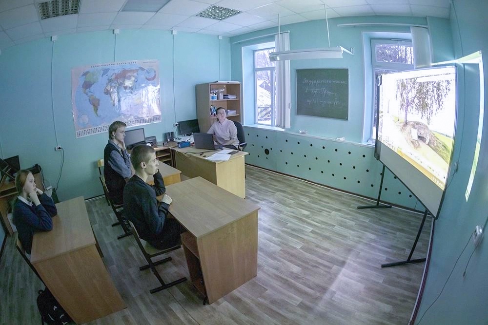 В большие, с современной техникой школы - очередь посерьезнее, чем в иные вузы. А в маленькие? Там, может, и нет конкурса, зато точно есть особая атмосфера - тепла, доверия, понимания. 