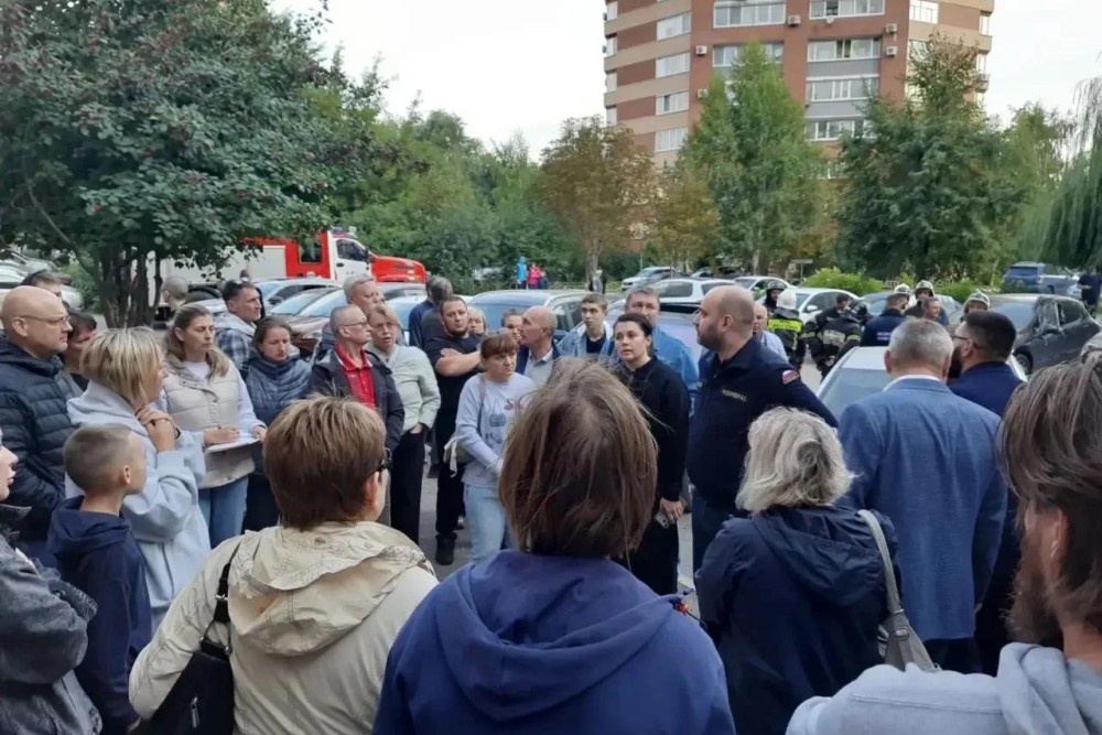 Губернатор утром 1 сентября встретился с жителями пострадавшего от БПЛА Новокуйбышевска Губернатор утром 1 сентября встретился с жителями пострадавшего от БПЛА Новокуйбышевска