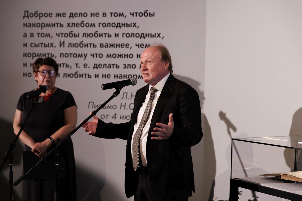 На церемонии открытия выступил праправнук писателя Владимир Толстой. На церемонии открытия выступил праправнук писателя Владимир Толстой.